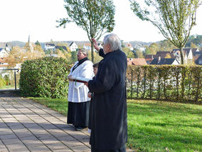 Segnung der Gräber auf dem Friedhof in Naumburg (© Karl-Franz Thiede)